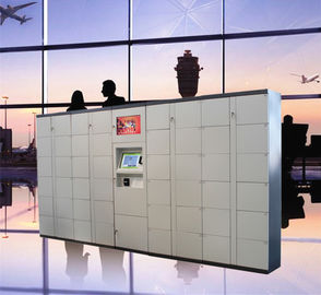 Шкафчик багажа вокзала аэропорта с экраном выплаты по кредитной карточке и рекламы