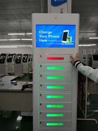 8 шкафчиков освобождают зарядные станции сотового телефона рекламируя киоск с различными языками УИ