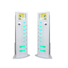 Зарядные станции сотового телефона мобильного телефона пола стоящие с удаленной платформой и различными приборами оплаты